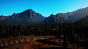 8k vista panorâmica aérea da paisagem de uma estrada cênica nas montanhas canadenses foto