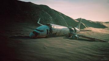 avião esmagado abandonado no deserto foto