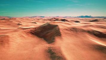 belas dunas de areia no deserto do saara foto