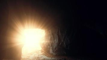 cenário de tirar o fôlego de raios de sol brilhantes caindo dentro de uma caverna iluminando foto