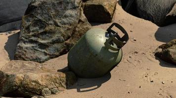 cilindro de gás de cozinha antigo na praia de areia foto