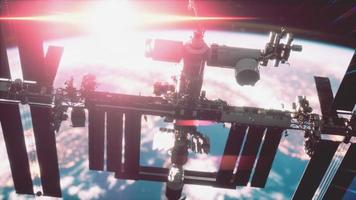 estação espacial internacional iss flutuando em órbita acima do planeta terra foto
