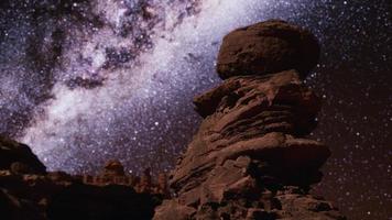 via láctea sobre o parque nacional de bryce canyon de utah foto