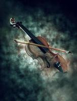 violino em fumaça com bokeh foto