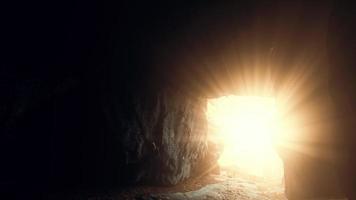 a luz do sol filtra em uma caverna de pedra molhada foto