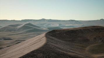 vista aérea em grandes dunas de areia no deserto do saara ao nascer do sol foto