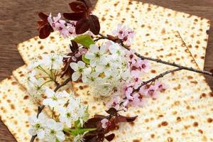 Pessach natureza morta com vinho e matzoh pão de páscoa judaica foto