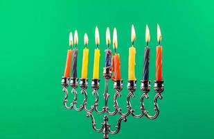 menorá de hanukkah com isolamento de fundo verde de velas foto