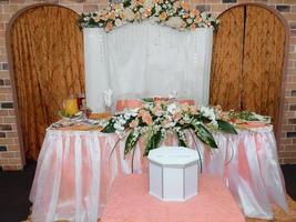 configuração de mesa de casamento na decoração de decoração rústica foto