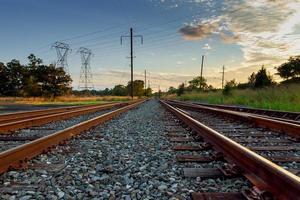 plataforma de trem de carga ao pôr do sol. ferrovia na ucrânia. estrada de ferro foto