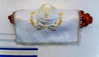 yarmulke, uma cabeça judaica cobrindo bar mitzhvah símbolo religioso chalá foto