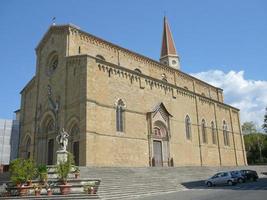 vista da cidade de arezzo na toscana, itália - catedral foto