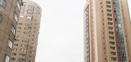 complexo residencial de vários andares contra o céu. arquitetura urbana foto