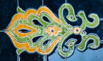 mosaico cerâmico velho asiático. elementos do ornamento oriental em ladrilhos de cerâmica foto