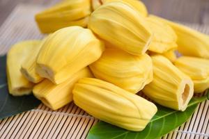 jaca na placa de madeira com folha, jaca madura descascada frutas tropicais frescas da árvore de jaca foto