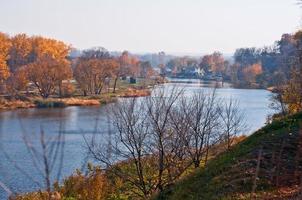 paisagem de outono com vista para o rio. foto
