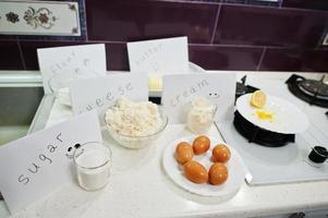 ingredientes para preparar o cheesecake. açúcar, creme, queijo, ovos. foto