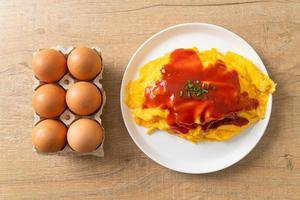 arroz frito aromatizado em embalagem de omelete foto