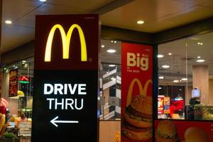 bangkok tailândia - 8 de fevereiro de 2022 - placa de restaurante do mcdonald's em um restaurante 24 horas. foto