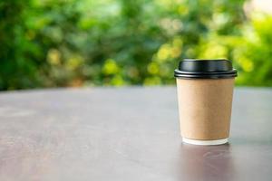 xícara de café quente na mesa de madeira foto