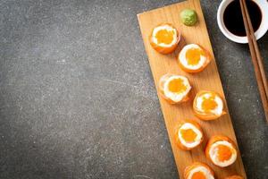 Sushi roll de salmão fresco com maionese e ovo de camarão foto