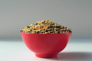 uma tigela de lentilhas mistas que são amplamente utilizadas na Índia. lentilhas são lentilha vermelha, feijão mungo, grama preta, grão de bico e grão de bico. foto