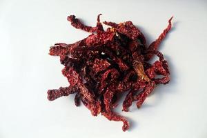 pimentão seco vermelho byadgi ou bedgi mirch, lal mirchi em fundo branco. é uma famosa variedade de pimenta cultivada principalmente no estado indiano de Karnataka. foto