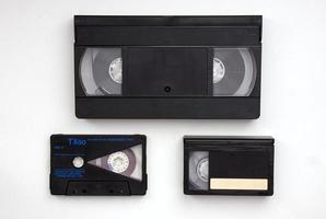 fitas cassete de armazenamento de mídia vintage evolução vhs, fita cassete de áudio, vhs-c. tecnologia dos anos 90. foto