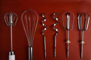 utensílios de cozinha profissional em fundo vermelho foto