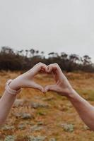 mãos de coração na natureza foto