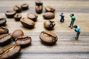 fotógrafo em miniatura tirar uma foto de grãos de café