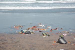 lixo na praia, desastre ambiental feito pelo homem foto