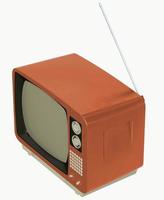 vista frontal de televisão analógica laranja vintage antiga isolada no fundo branco com imagem 3d de antena foto