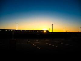silhueta do trem do céu de entrada ou saída no belo pôr do sol. foto