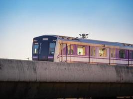 mrt linha roxa trem do céu à noite em bang yai, nonthaburi tailândia. foto