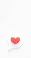Ícone de amor de notificação de mídia social 3D. amor de notificação de mídia social como ícone de coração isolado no fundo branco com renderização em 3d sombra e reflexão foto