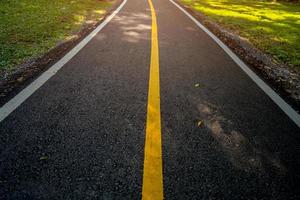 linha amarela na estrada com o nascer do sol. começar para novos negócios foto