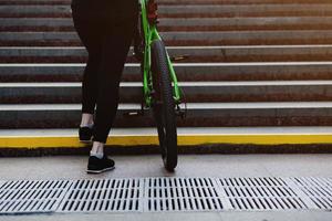 mulher com bicicleta nos degraus. foto