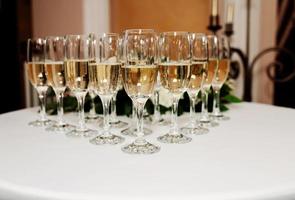 taças de champanhe na mesa foto