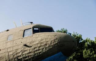 avião histórico contra o céu foto