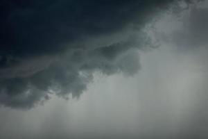 céu escuro tempestuoso foto