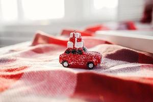 carro de brinquedo retrô entregando presentes de natal foto