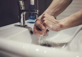 lavar a mão com sabão foto