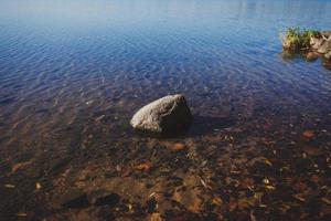 pedra no lago azul foto