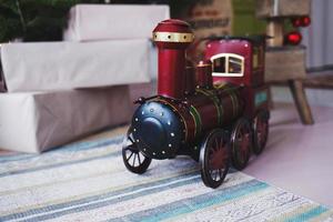 locomotiva a vapor vintage de brinquedo no chão