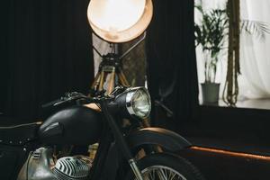 motocicleta em um interior clássico foto