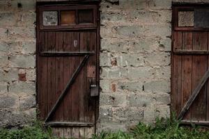 celeiro velho com portas de madeira. uma foto