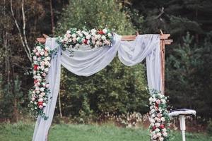 linda cerimônia de casamento ao ar livre foto