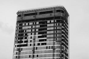 edifício de vidro moderno inacabado foto