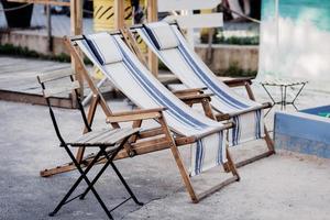 cadeiras de praia listradas foto